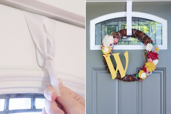 Faire tenir une couronne de porte avec des crochets adhésifs