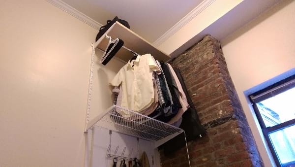 accrocher vetements jusqu'au plafond