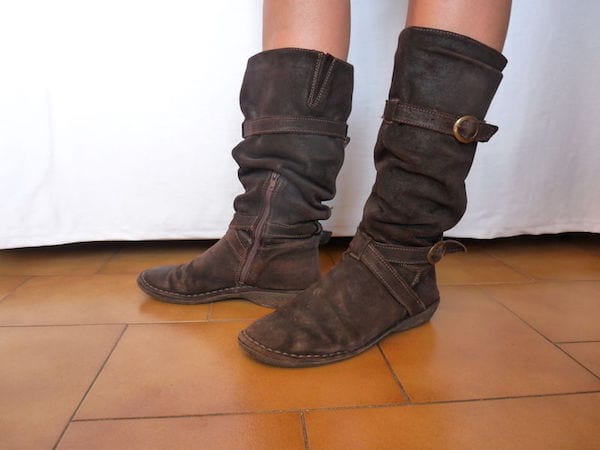 une gomme peut enlever les taches de pluie sur les chaussures en daim