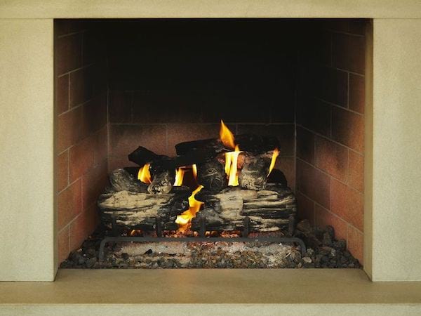Astuces pour faire réduire votre facture de chauffage : entretenez régulièrement votre chaudière et cheminée.