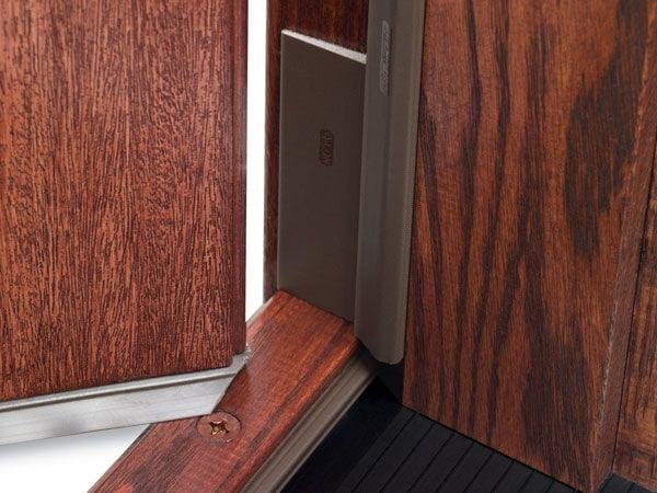 Astuces pour faire réduire votre facture de chauffage : ajustez les seuils de porte. 