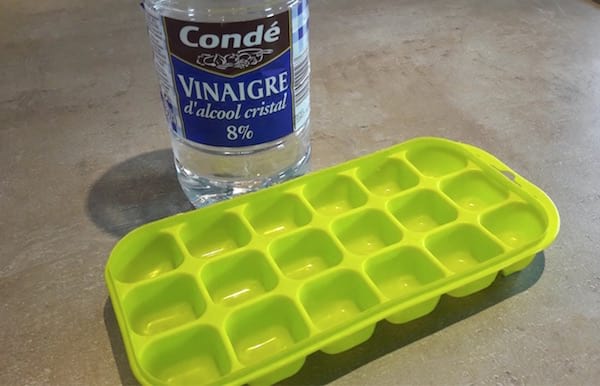 récupérez les bacs à glaçons avec du vinaigre