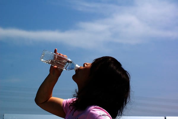 Buvez de l'eau régulièrement pour hydrater le corps