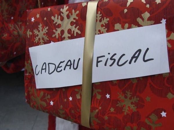 Cadeau fiscale dans un emballe rouge de noël