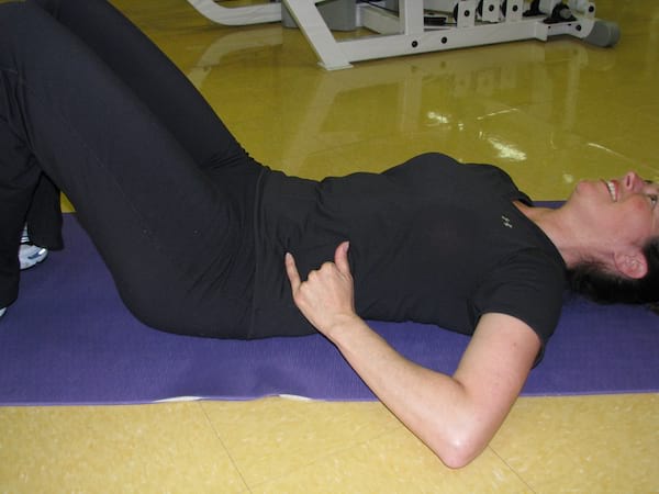 Position de départ pour faire des abdos crunchs