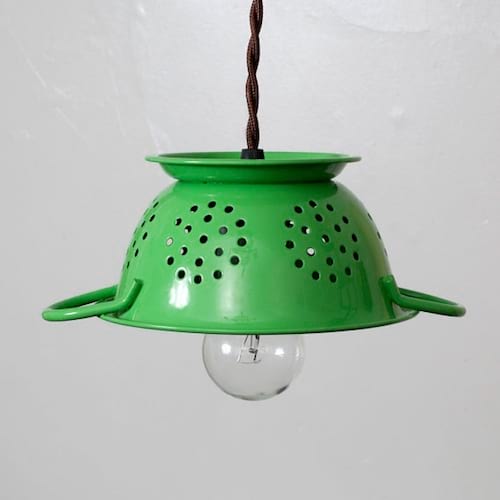 Abat-jour fabriqué avec une passoire verte
