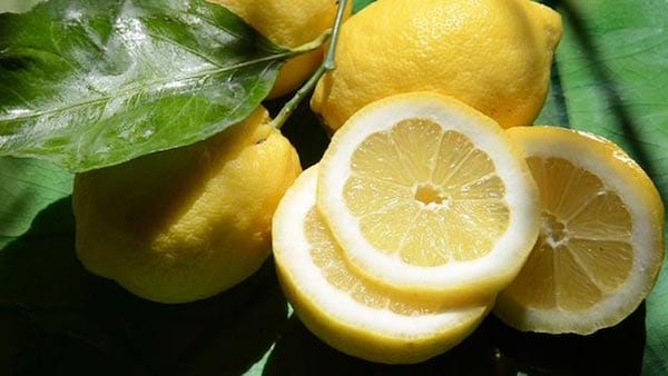 Le citron nettoie les taches d'encre