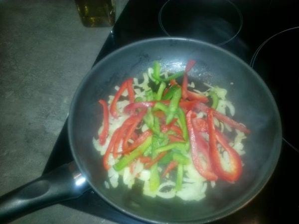 Je fais dorer les oignons et poivrons