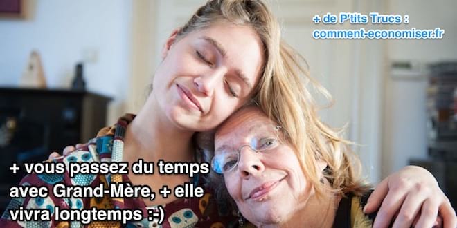 Grand-mère et fille qui se câline et s'aime