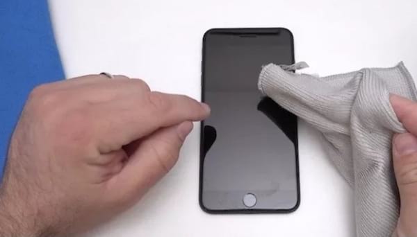 Une des erreurs les plus fr&eacute;quentes que font les gens avec leur iPhone est de ne pas le nettoyer r&eacute;guli&egrave;rement.