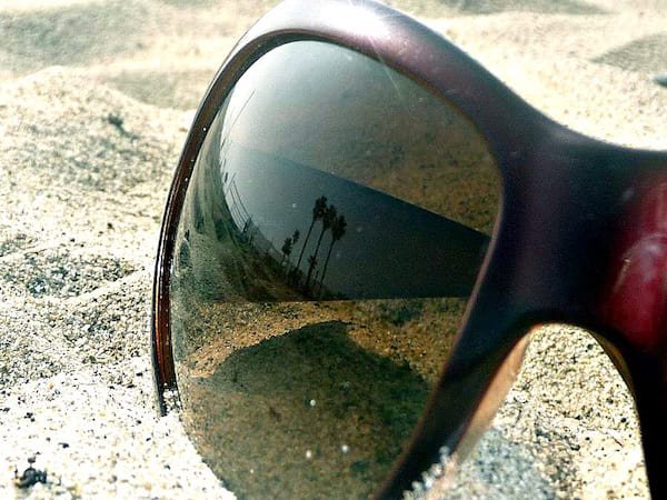 Mettez des lunettes de soleil pour se protéger du soleil
