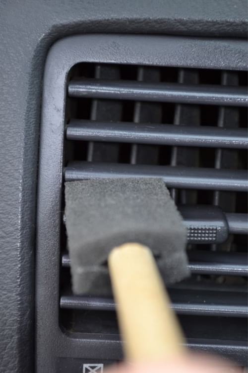 Utilisez une brosse en mousse pour nettoyer les aÃ©rations et ventilations