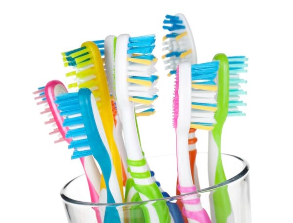 nettoyez les brosses à dents avec du vinaigre