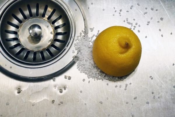 utilisez du sel et du citron pour laver des Ã©viers en inox