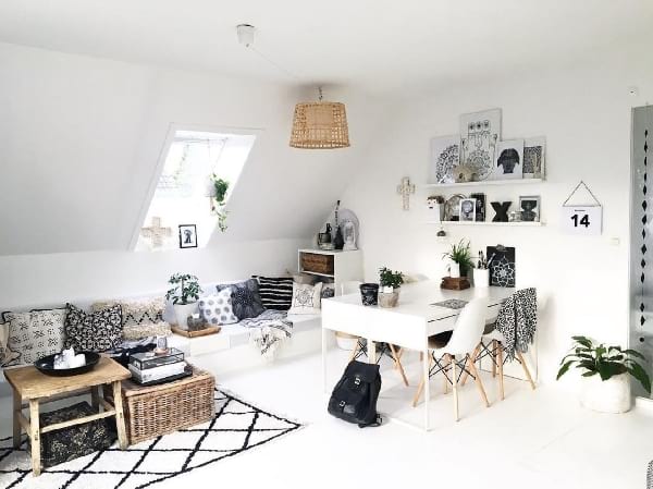 piece mansardée avec lumière au plafond