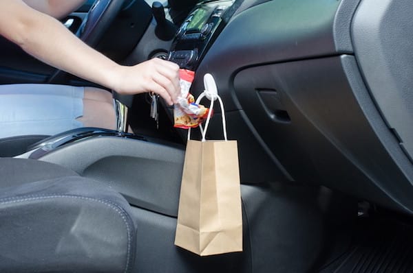 faites une poubelles de voiture en utilisant un sac et des crochets