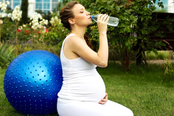Rester bien hydratée pour vous et le bébé quand vous êtes enceinte