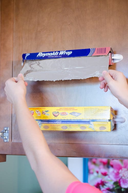 rangez les rouleaux de papier alu facilement avec des crochets