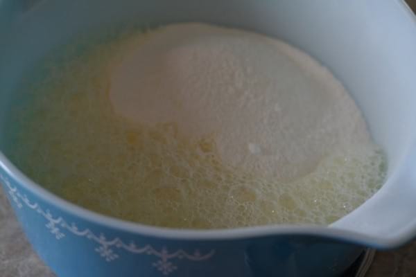 Ajoutez un de l’eau à un mélange de cristaux de soude, de bicarbonate et de gros sel.