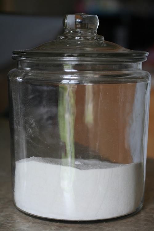 Mélangez des cristaux de soude, du bicarbonate et du gros sel.