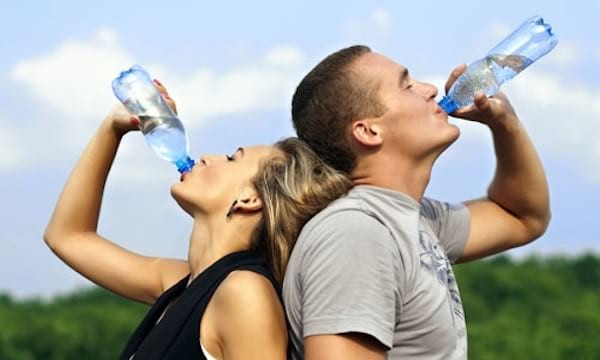 Astuces efficaces et naturelles contre les rides : boire de l'eau contre les rides