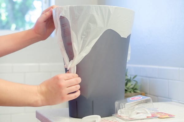 les crochets adhésifs évitent au sac poubelle de glisser