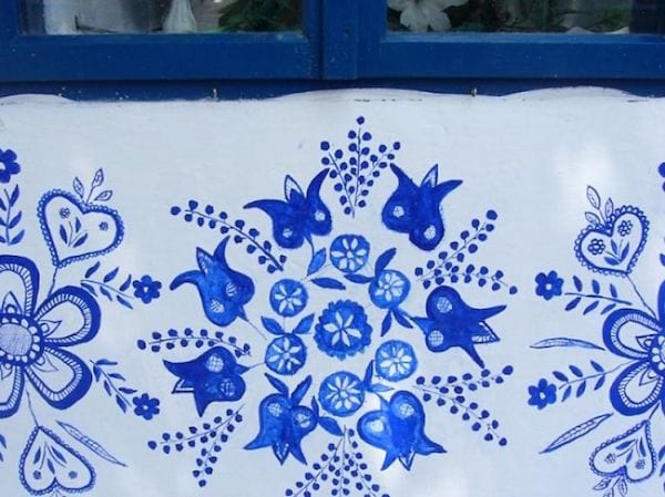 une fresque de motifs traditionnels moraves peints en bleu vif