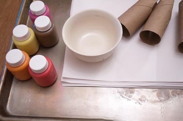 de la peinture et des rouleaux de papier toilette pour faire des tampons encreur