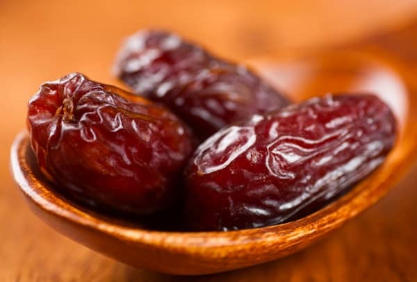 les chiens peuvent manger des dates avec modération sans les noyaux