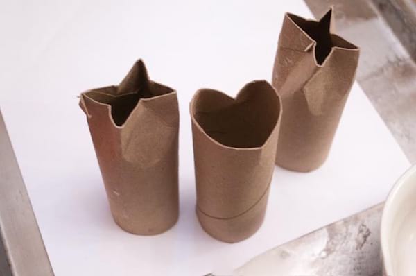 les rouleaux de papier toilette vides sont pliés pour faire des formes