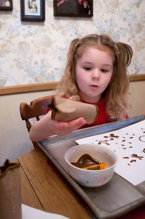 une petite fille s'amuse avec des tampons faits maison 