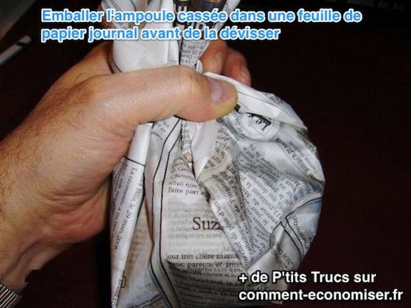 Emballer l'ampoule cassée dans du papier journal avant de la dévisser