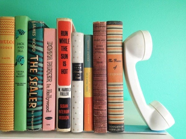 ancien téléphone devient un serre-livre