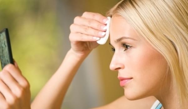 Je me démaquille avec un coton