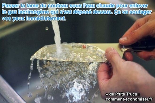 Lame de couteau sous de l'eau