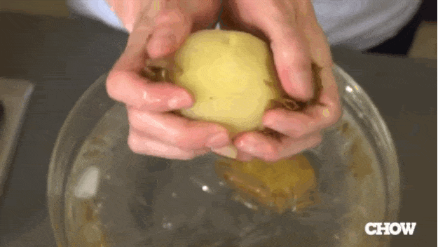Epluchez des pommes de terre super rapidement avec notre astuce
