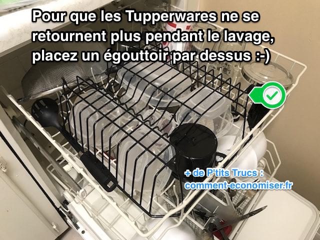 Placez un égouttoir par dessus les tupperwares pour éviter qu'ils se retournent pendant le lavage