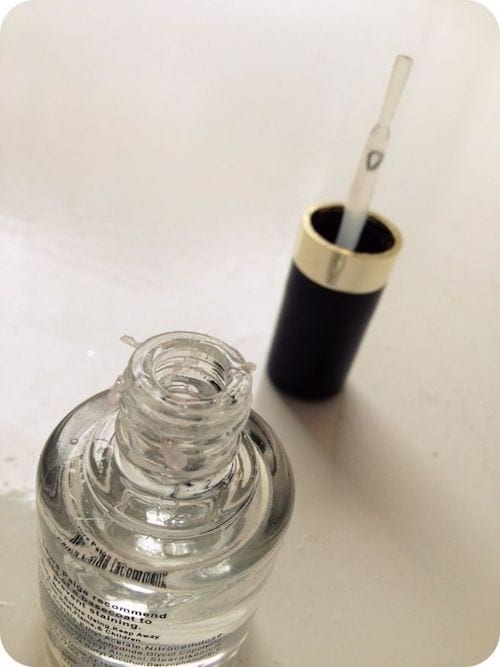 tenue du vernis à ongles