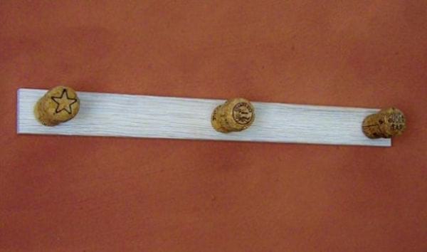 un porte-manteau fait avec des bouchons