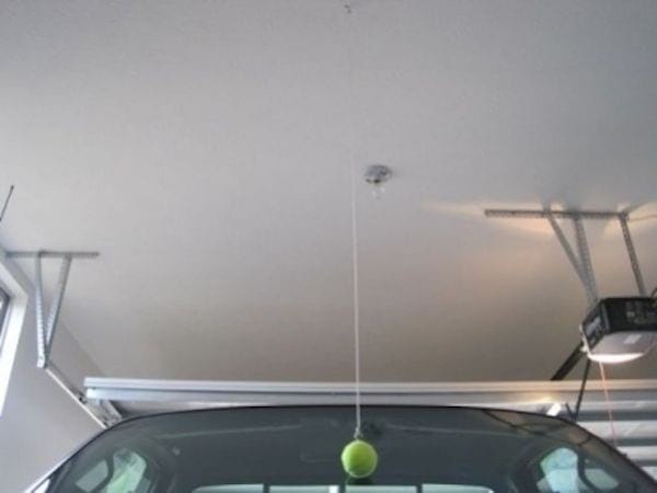 Utilisez une balle de tennis pour se garer dans un garage troit