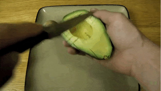 comment couper un avocat en cube astucieusement