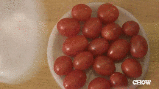 Trancher tomates cerise avec couvercle