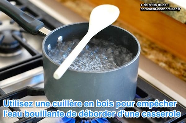 mettre une cuillère en bois sur les pâtes pour éviter que l'eau ne déborde