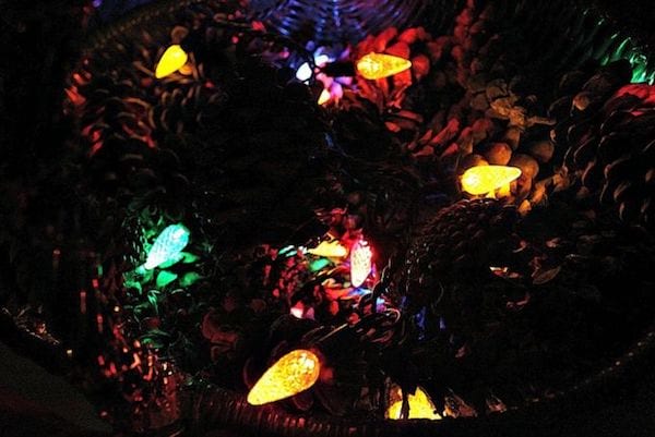 Décorer jardin pour noël avec pommes de pin