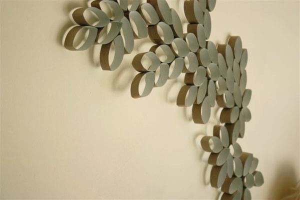 découper des rouleaux de papier toilette pour faire une sculpture
