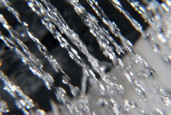 Un jet de douche d'eau froide
