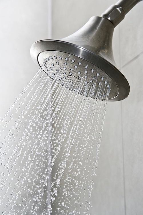 Comment Alléger les Jambes Lourdes grâce à l'Eau Froide