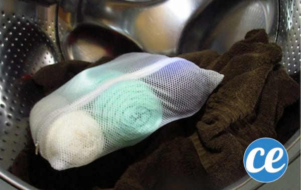 Waschen Sie juckende Wollknäuel in einem Waschbeutel in der Maschine.