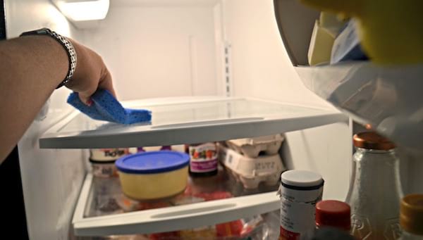 décrasser et désinfecter le frigo avec vinaigre blanc
