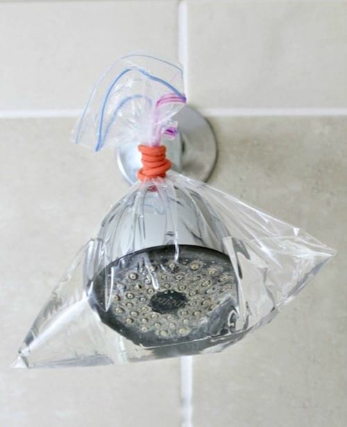nettoyez le pommeau de douche avec du vinaigre